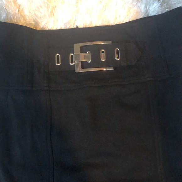 Cache contour black skirt with buckle - Picture 2 of 5